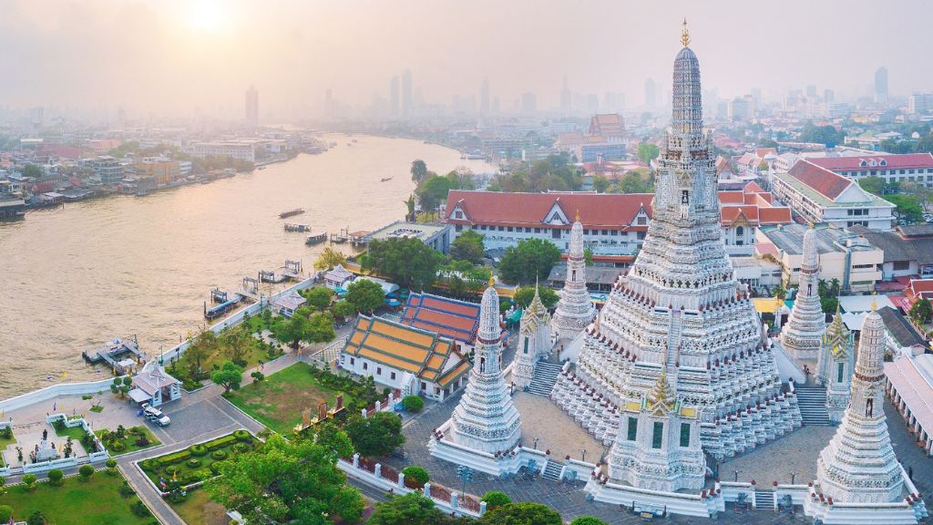 Chùa Wat Arun   Biểu tượng tâm linh nổi tiếng nằm bên dòng sông Chao Phraya
