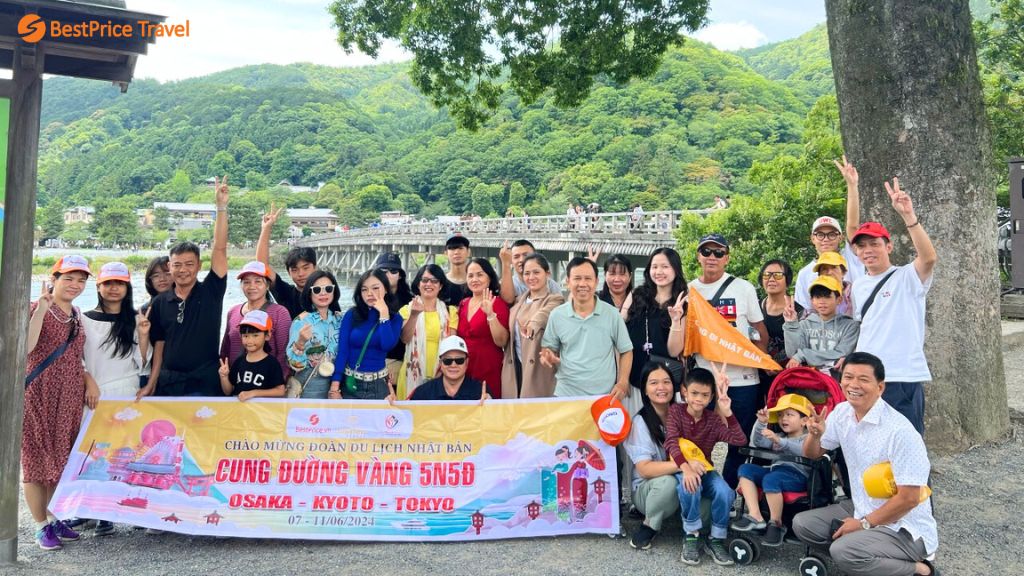 Đoàn khách check in trong tour Nhật Bản trọn gói tại BestPrice Travel