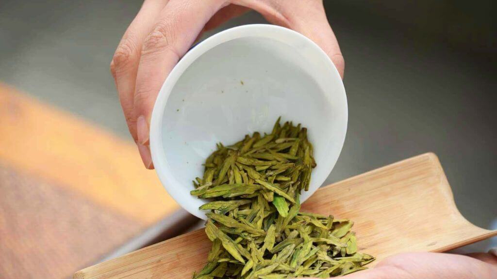 Thưởng thức quốc trà Trung Quốc (Trà Long Tĩnh)