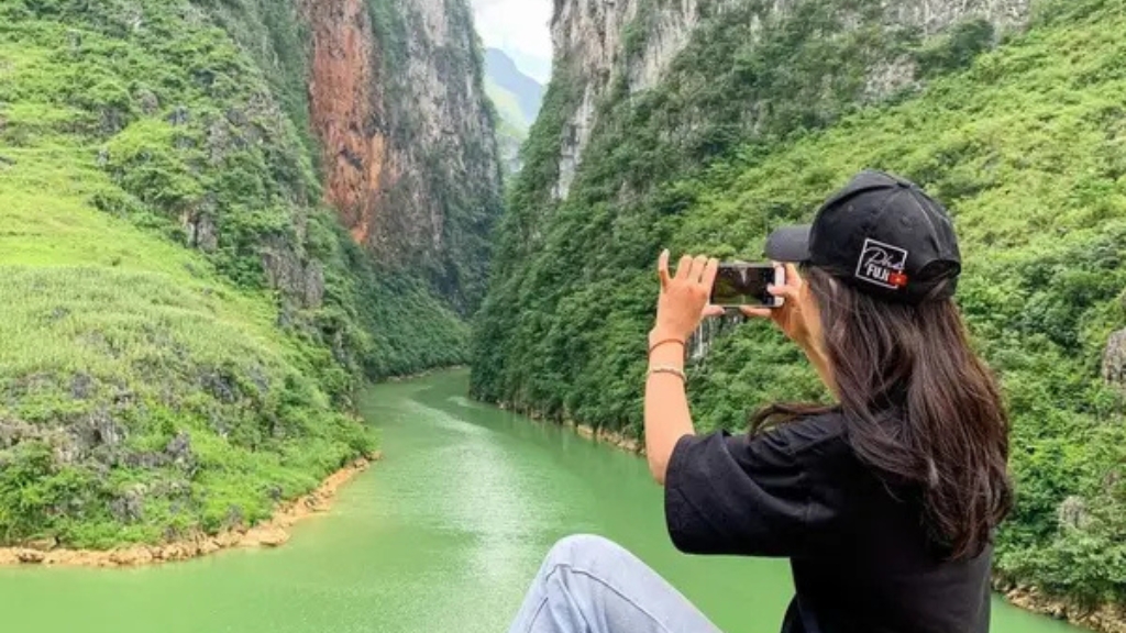 Chụp hình với vẻ đẹp hùng vĩ của Hẻm Tu Sản