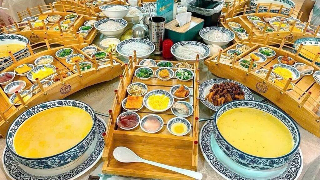 Ăn bún qua cầu – Trải nghiệm ẩm thực giữa dòng kênh cổ Bún Mông Tự