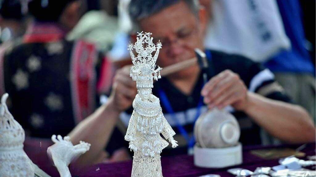 Người thợ tỉ mỉ chạm khắc từng chi tiết trang sức bạc truyền thống của dân tộc Miêu