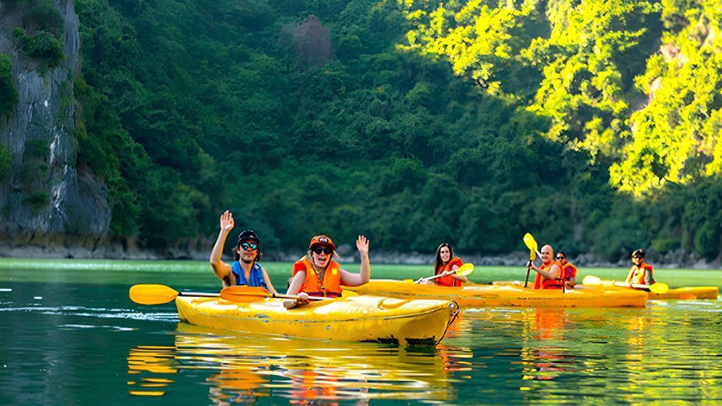 Chèo kayak trên Vịnh Lan Hạ là trải nghiệm thú vị giữa biển xanh và núi đá vôi.