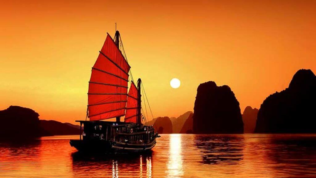 Hoàng hôn trên Vịnh Lan Hạ đẹp mê hoặc với sắc trời rực rỡ và khung cảnh biển đảo yên bình.
