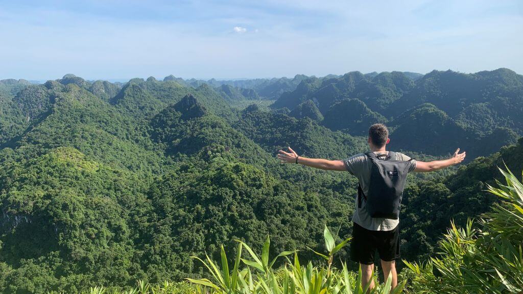 Vườn Quốc gia Cát Bà là điểm đến lý tưởng giữa thiên nhiên xanh mát, trong lành.