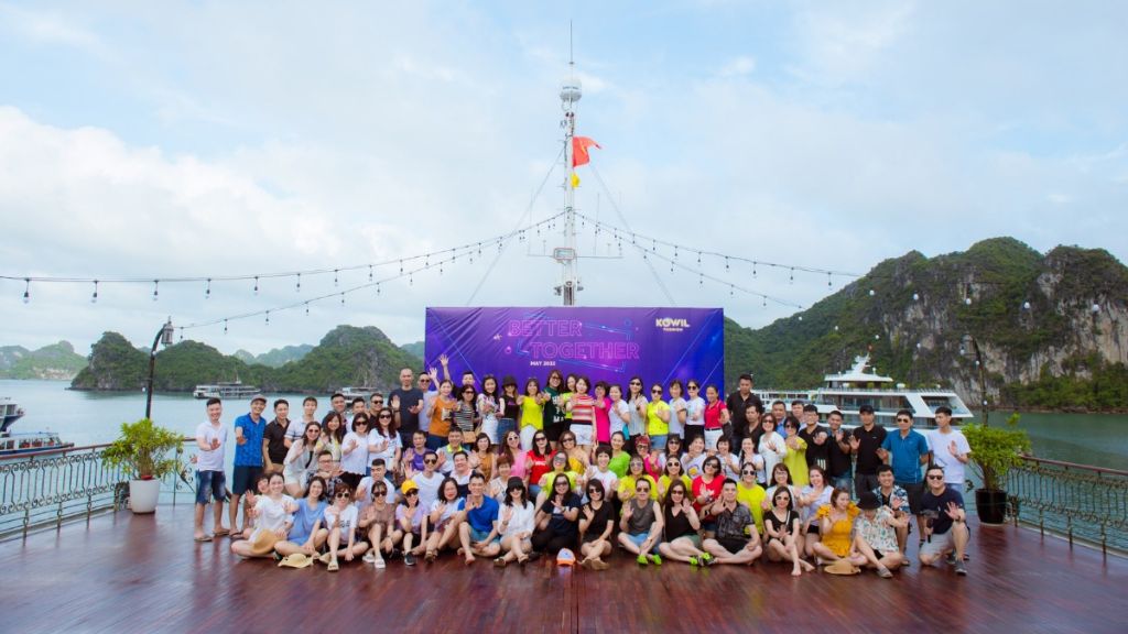 Đoàn khách đi du thuyền trong tour du lịch Hạ Long tại BestPrice