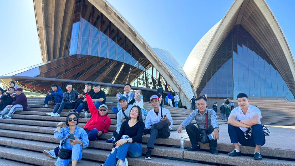 Quý khách tham quan bên ngoài nhà háy Sydney Opera House