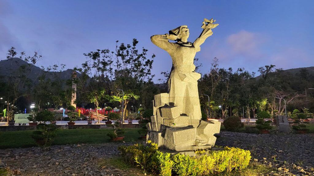 Biểu tượng khắc ghi công lao bà Võ Thị Sáu