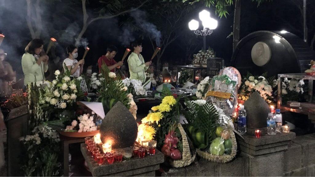 Đoàn khách dâng hương viếng Mộ Cô Sáu