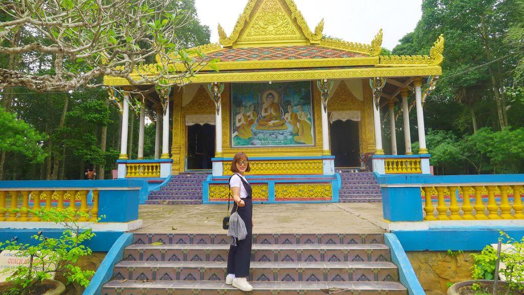 Du khách checkin tại Chùa Dơi