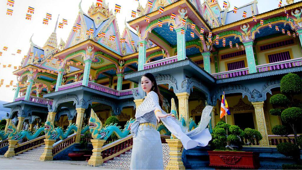 Du khách thả dáng tại chùa Som Rong