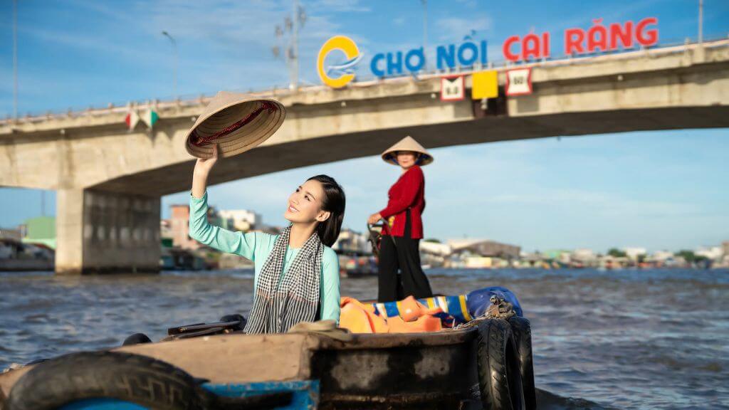 Du khách thả dáng tại cổng chào chợ Nổi Cái Răng