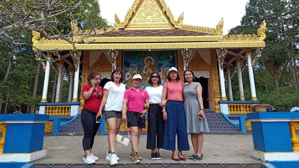 Du khách tham quan tại Chùa Dơi