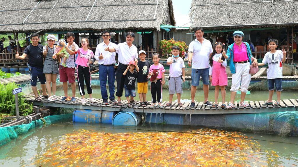 Nhóm gia đình chụp ảnh lưu giữ kỉ niệm tại Cồn Sơn