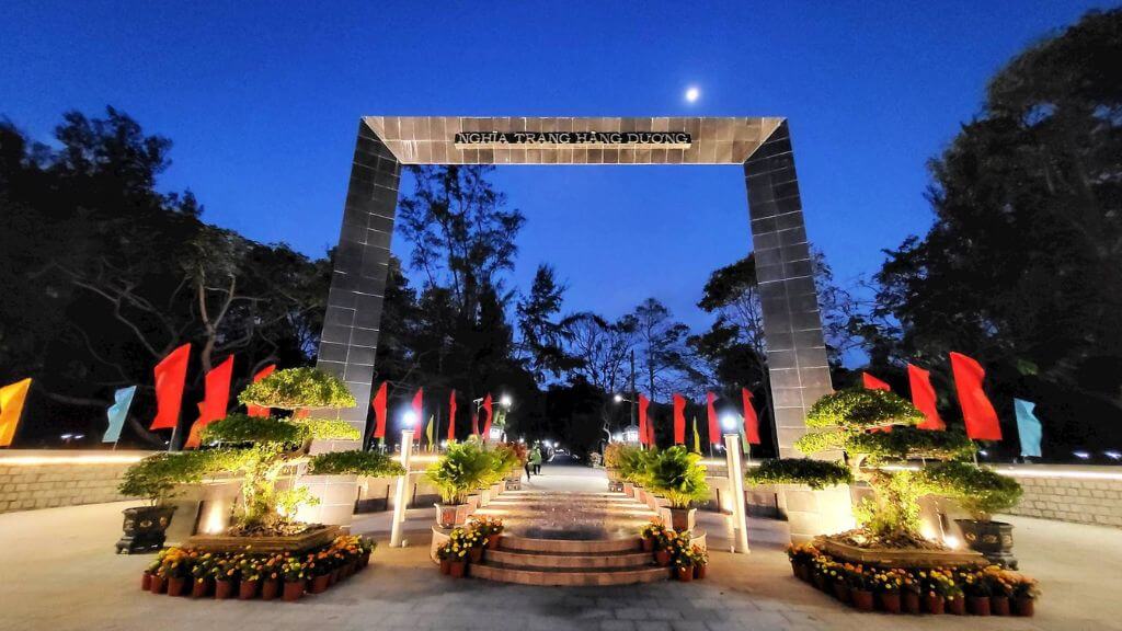 Tham quan viếng mộ tại Nghĩa Trang Hàng Dương