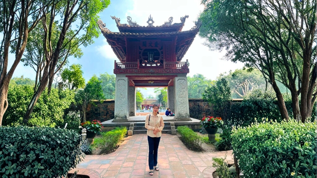 Du khách checkin tại Văn Miếu Quốc Tử Giám