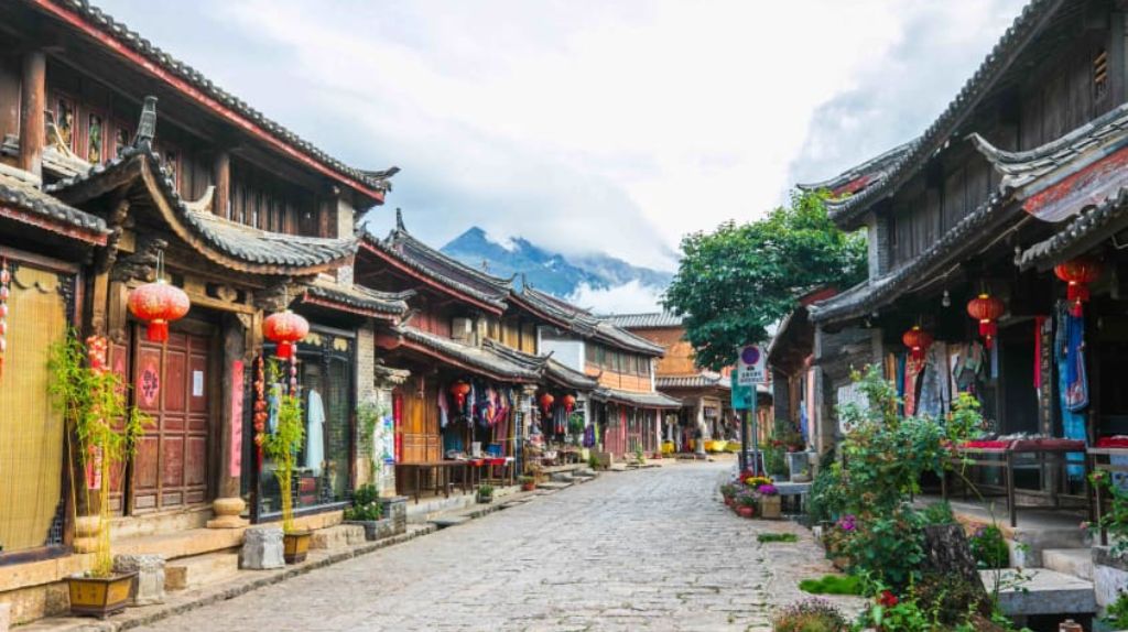 Quý khách tham quan Bạch Sa cổ trấn
