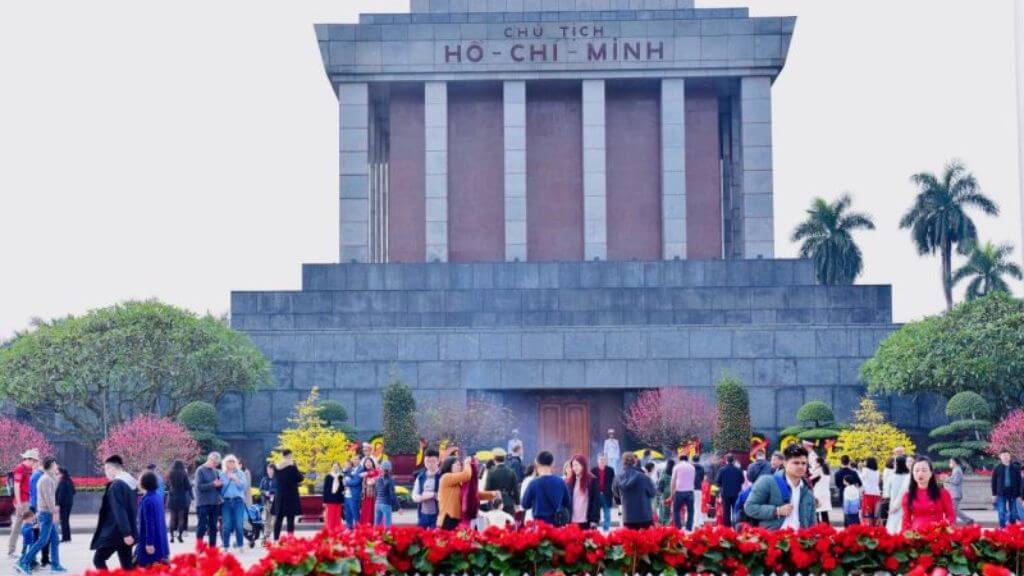 Khung cảnh nhộn nhịp khi thăm lăng Bác