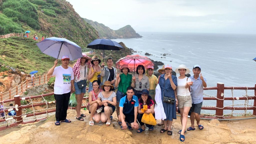 Đoàn du lịch Quy Nhơn chụp ảnh lưu niệm tại Eo Gió