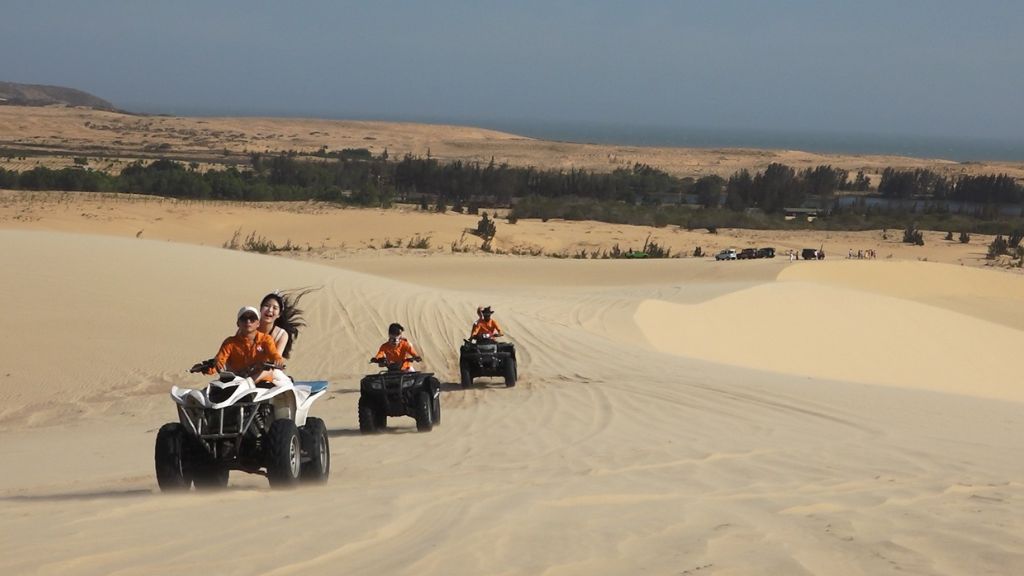 Tham gia hoạt động chạy xe địa hình thú vị tại đồi cát