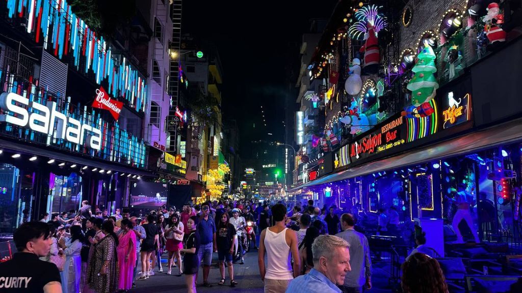 Dạo chơi tại phố Tây Bùi Viện