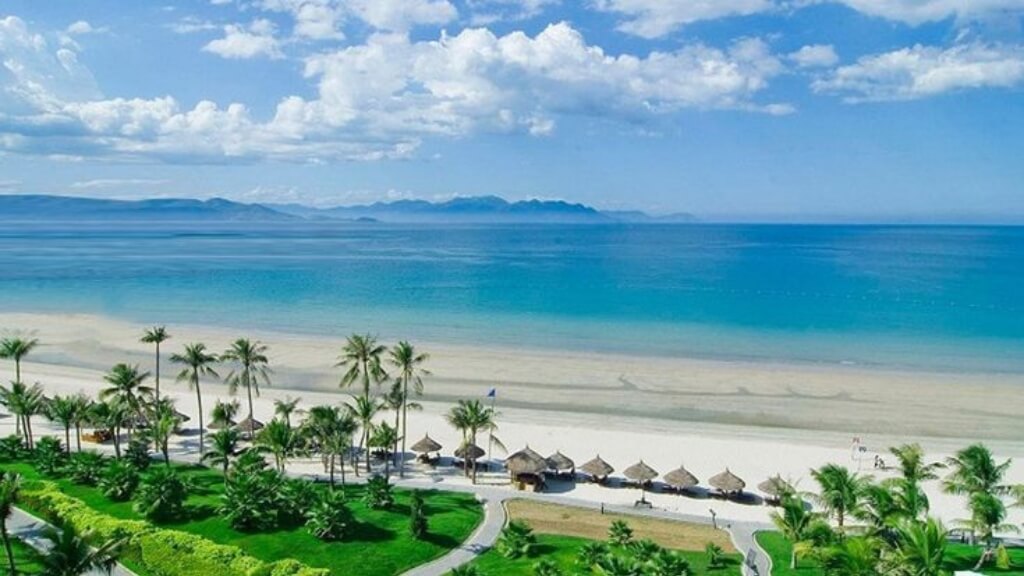 Biển Mũi Né – nước xanh cát trắng, hàng dừa đong đưa trong nắng vàng rực rỡ
