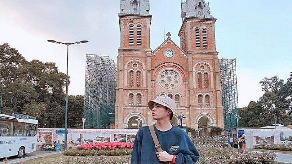 Du khách check in tại Nhà thờ Đức Bà