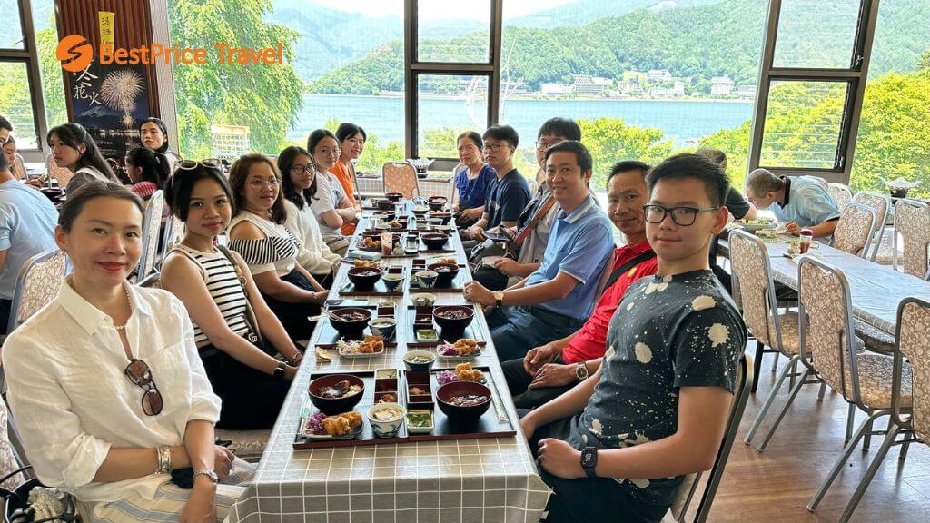 Đoàn khách dùng bữa trong tour Hà Nội Nhật Bản cùng BestPrice Travel