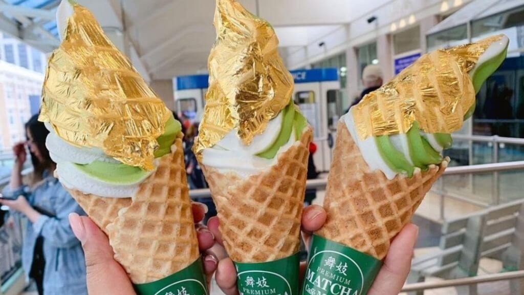 Thưởng thức kem matcha phủ vàng độc đáo