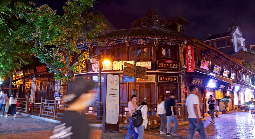 Du khách đi dạo phố Nam Bình