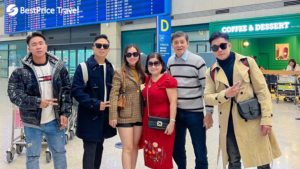 Đoàn khách chụp ảnh check in tại sân bay Incheon, Hàn Quốc