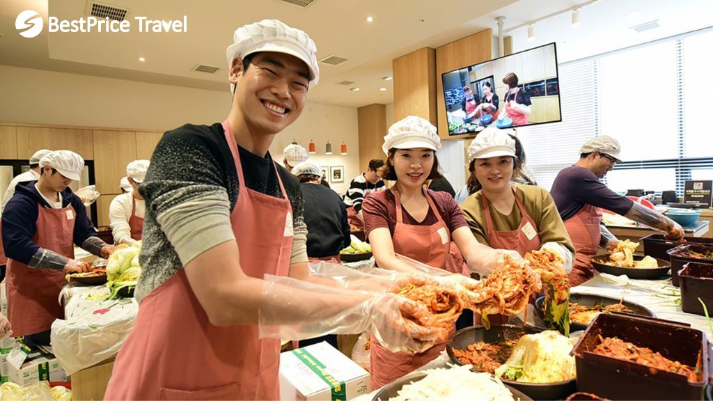 Trải nghiệm lớp học làm Kimchi trong tour Hàn Quốc