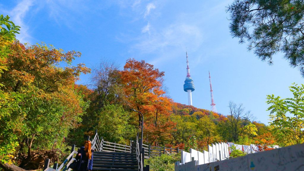 Tháp Namsan nhuộm sắc đỏ khi sang thu