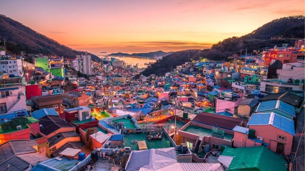 Làng văn hoá Gamcheon Village đầy màu sắc dưới ánh hoàng hôn