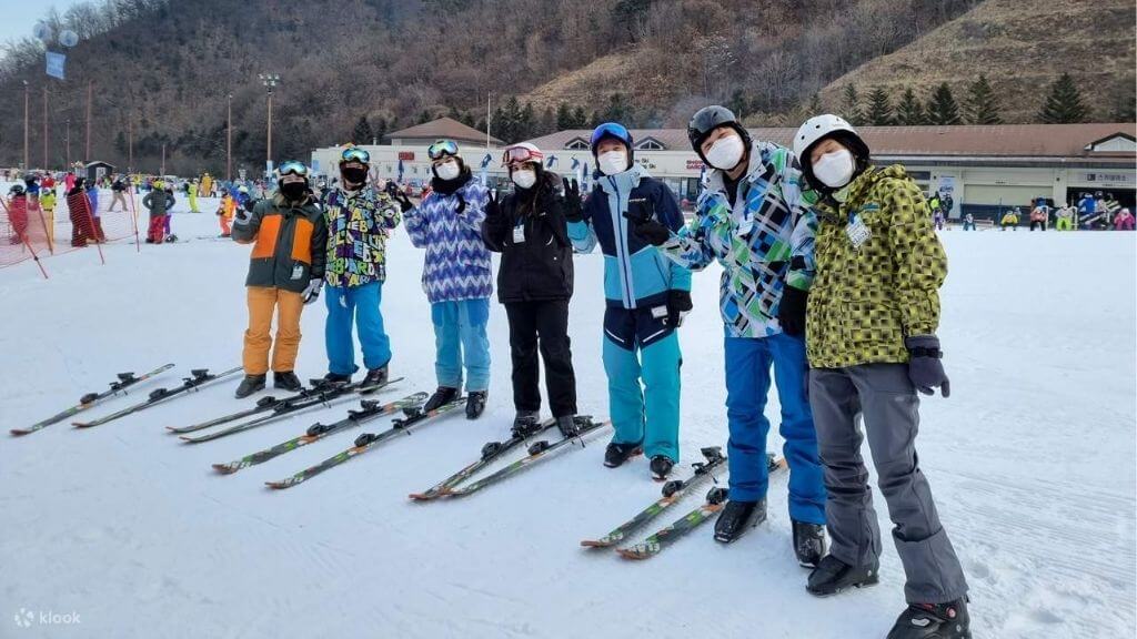 Du khách trải nghiệm trượt tuyết tại khu trượt tuyết Elysian