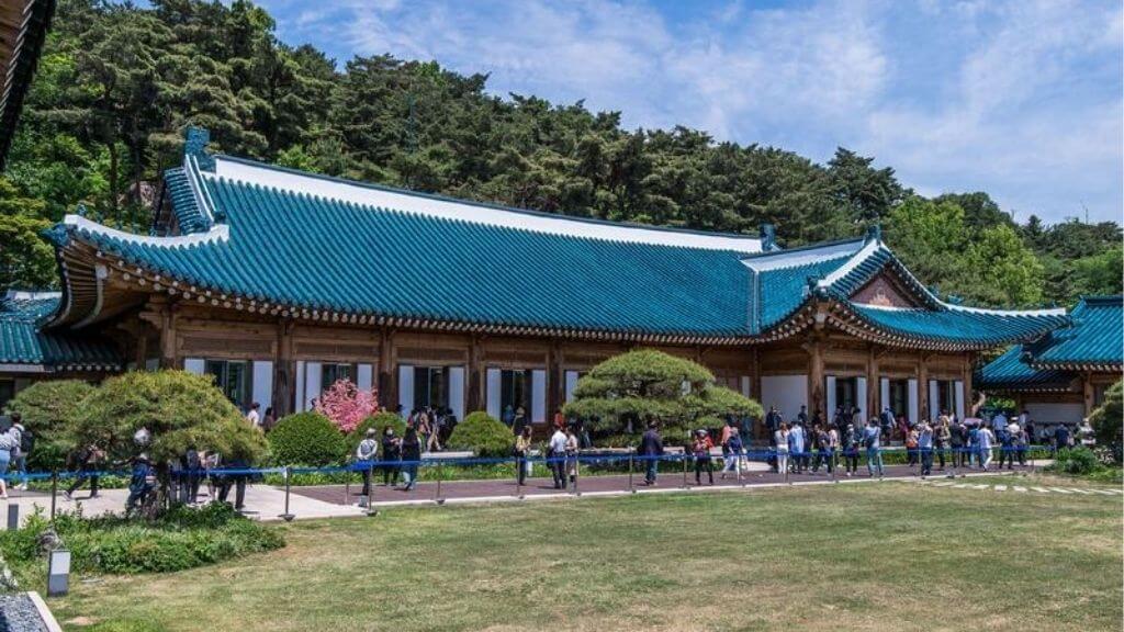 Du khách tham quan Nhà Xanh tại Hàn Quốc