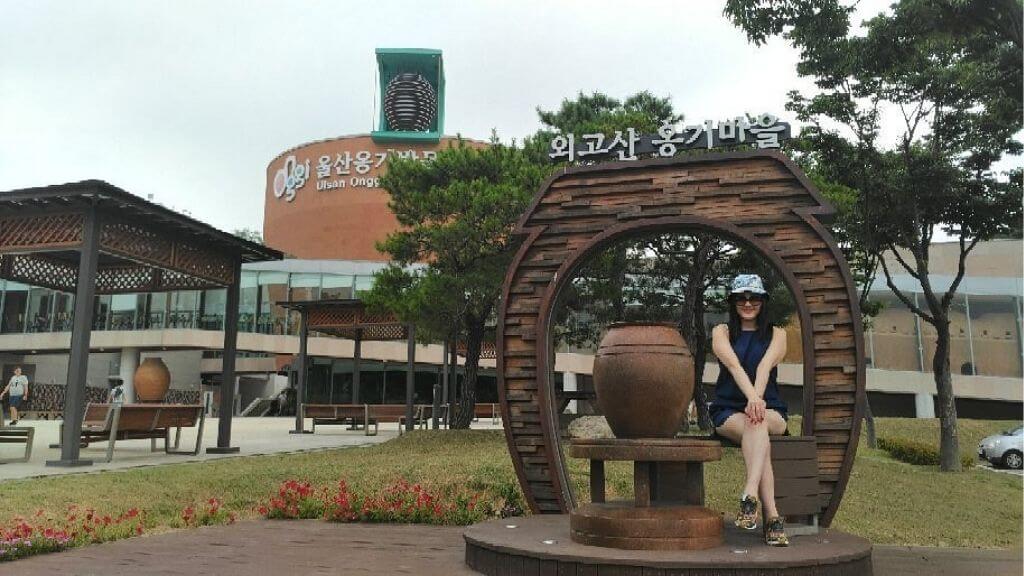 Du khách chụp hình checkin tại Bảo tàng gốm Onggi