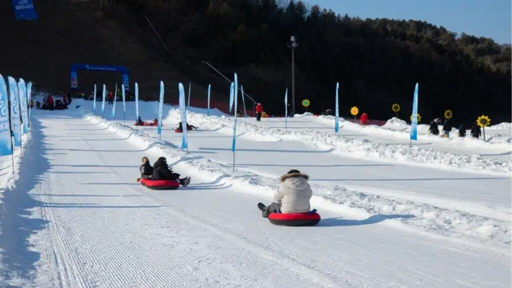 Du khách trải nghiệm hoạt động trượt tuyết tại Khu trượt tuyết Elysian
