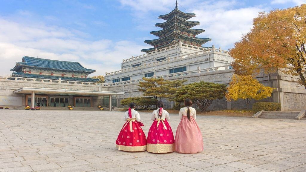 Du khách Hanbok tại Bảo tàng dân gian Quốc gia