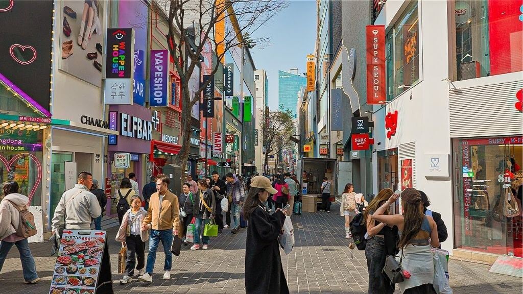 Khám phá phố Myeongdong sầm uất bậc nhất Hàn Quốc