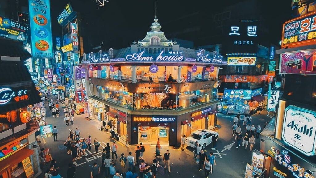 Khu phố Myeongdong lung linh về đêm