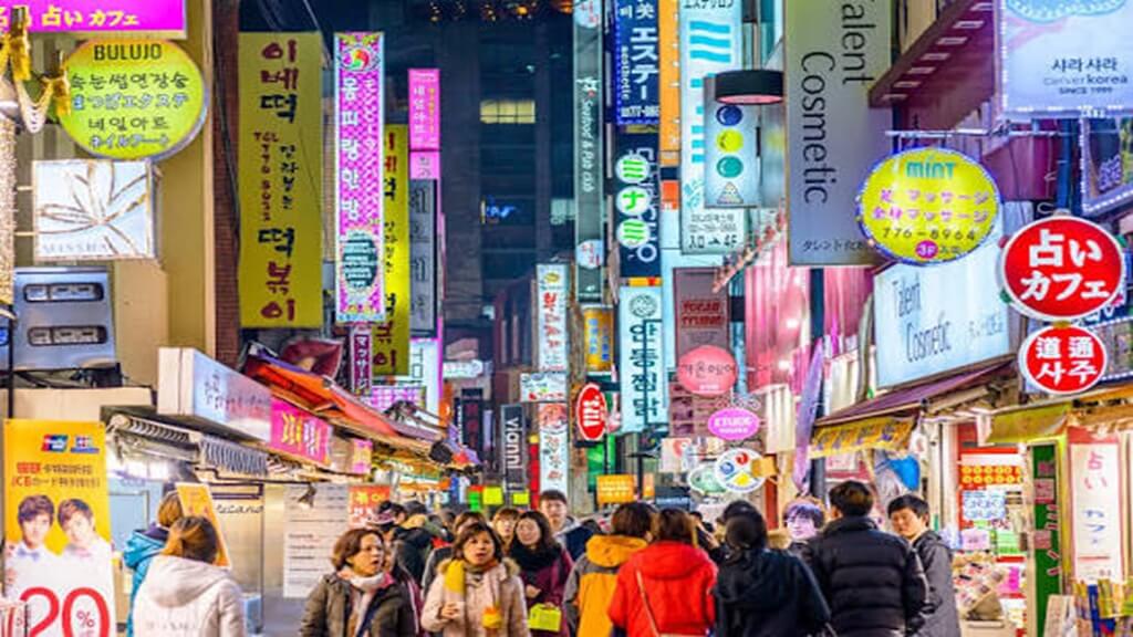 Dạo quanh khu phố Myeongdong sầm uất