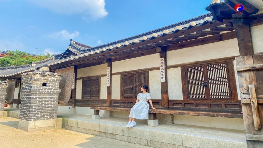 Du khách check in tại làng cổ Namsangol Hanok