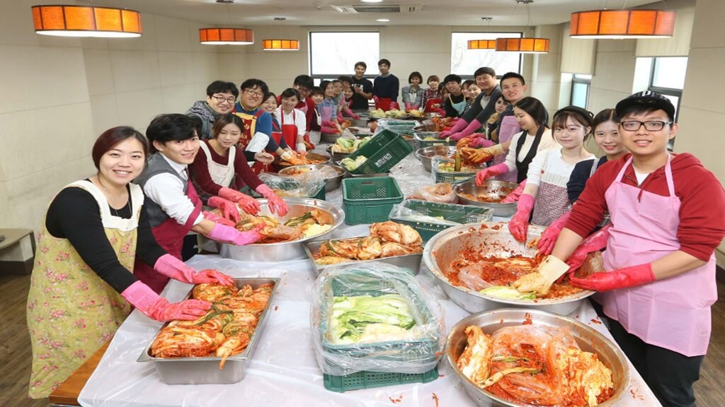Du khách hào hứng tự tay làm kim chi