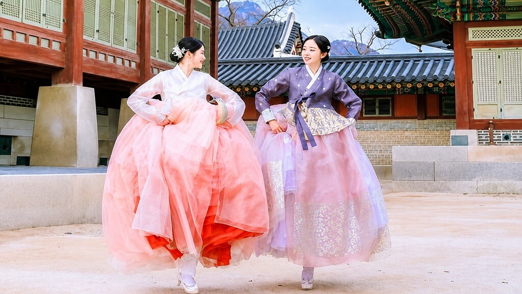 Du khách check in tại cung điện Gyeongbokgung