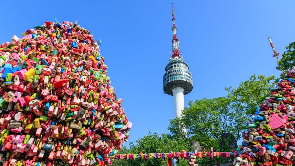 Tháp Namsan nổi tiếng với cầu khóa tình yêu