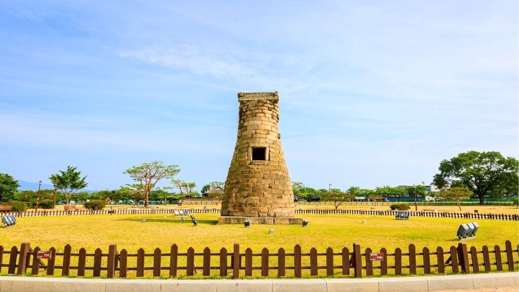 Chiêm ngưỡng đài quan sát Cheomseongdae giữa không gian lịch sử