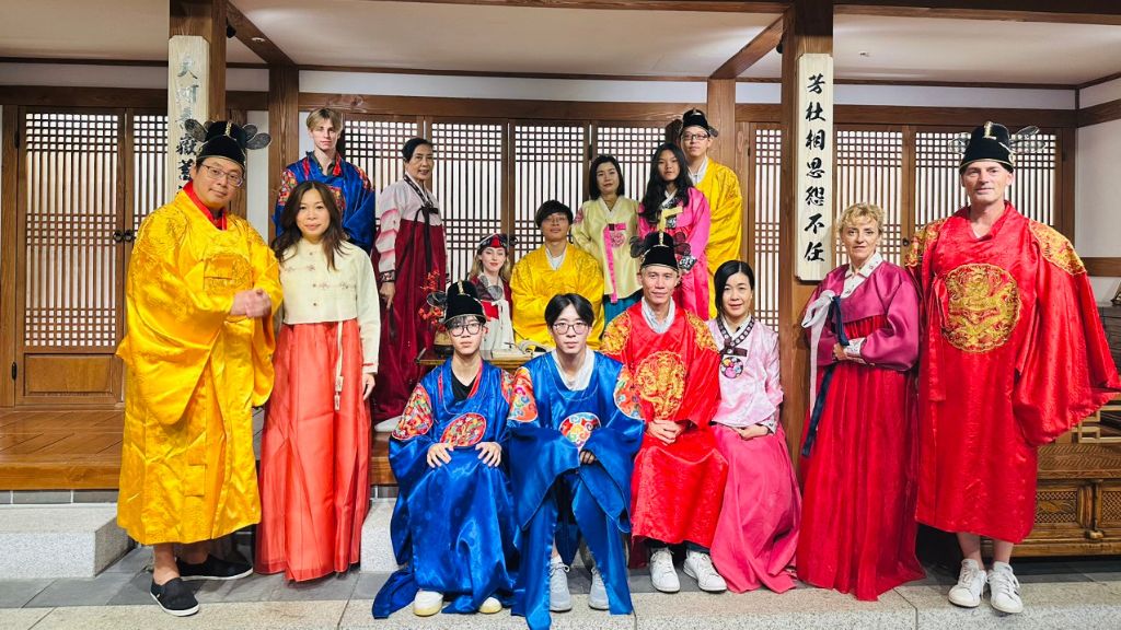 Đoàn trải nghiệm mặc Hanbok chụp ảnh miễn phí