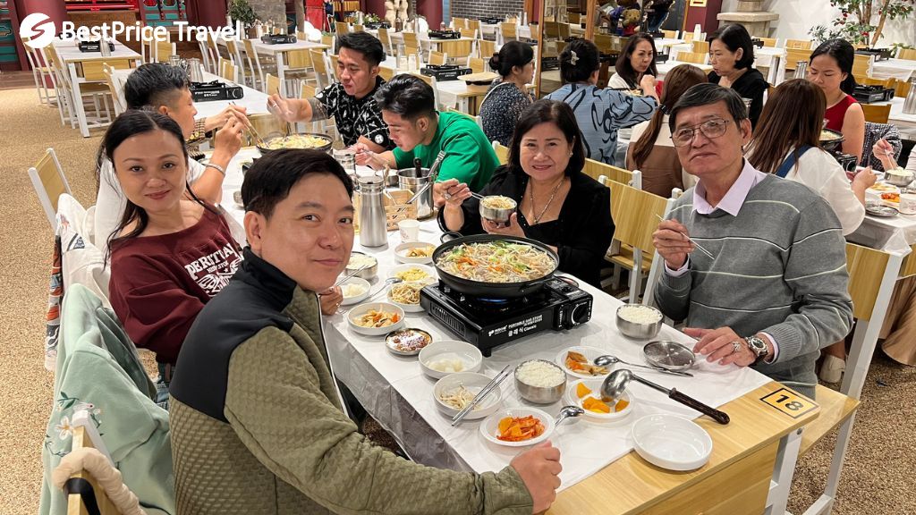 Bữa lẩu Bulgogi cực ngon trong tour Hàn Quốc