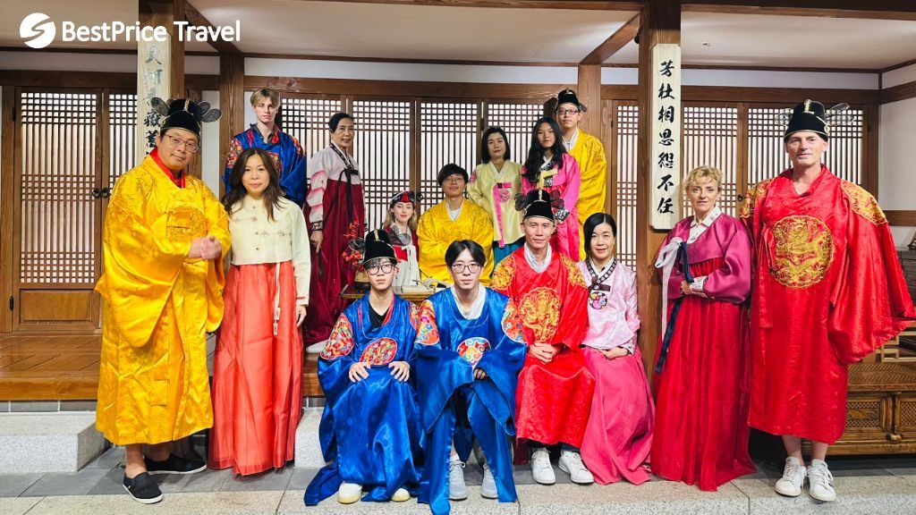 Đoàn trải nghiệm mặc Hanbok chụp ảnh miễn phí